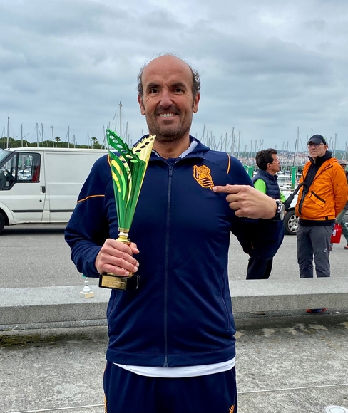 Jaime Caballero con su galardón tras el Descenso Internacional del río Bidasoa