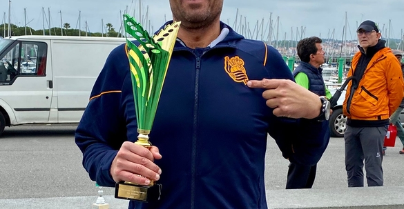 Jaime Caballero con su galardón tras el Descenso Internacional del río Bidasoa