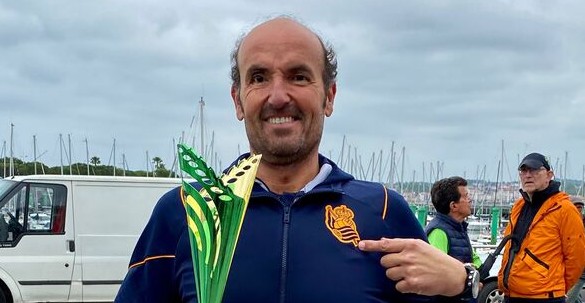 Jaime Caballero con su galardón tras el Descenso Internacional del río Bidasoa